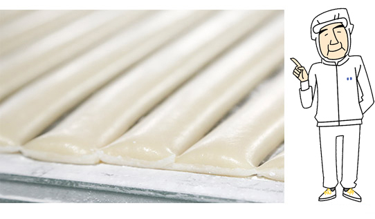 餅の湿度と水分、重さをチェックしています。