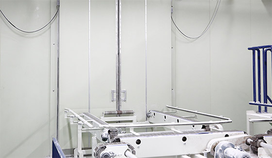 棒状になった生地を巨大な冷蔵庫で冷やす